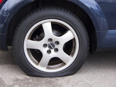 Furos | Como usar o Kitt de reparação rápida de pneus. Vídeo em Inglês