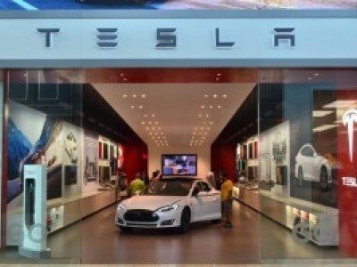Os Tesla já estacionam sozinhos.